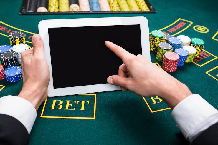 Ilustrasi keamanan data login dengan pengamanan berlapis di platform digital
